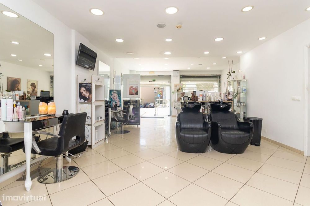 Espaço Comercial Versátil e Totalmente Remodelado com 2 pisos — Amora