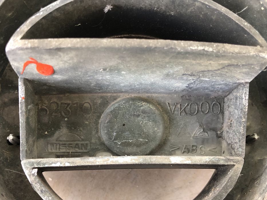 Решітка радіатора NISSAN NAVARA D22 62310vk000