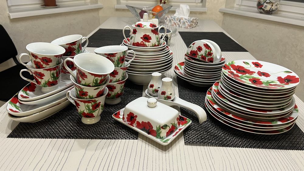 Набір посуду маки