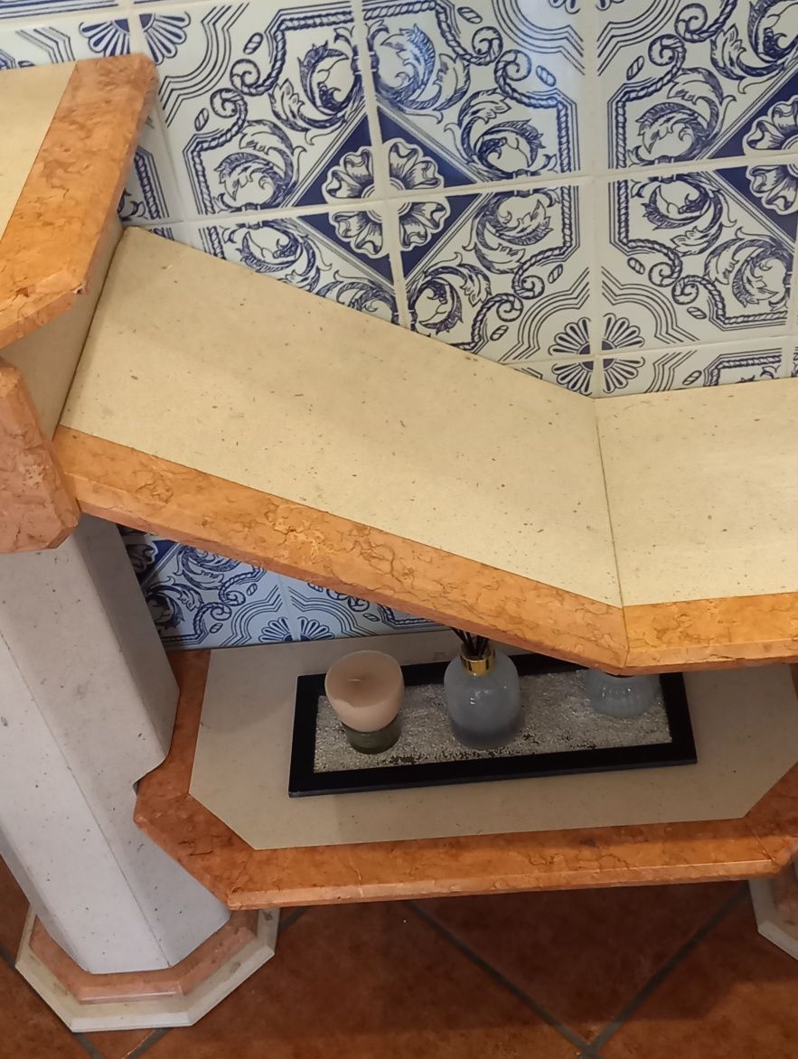 Consola em pedra creme e rosa
