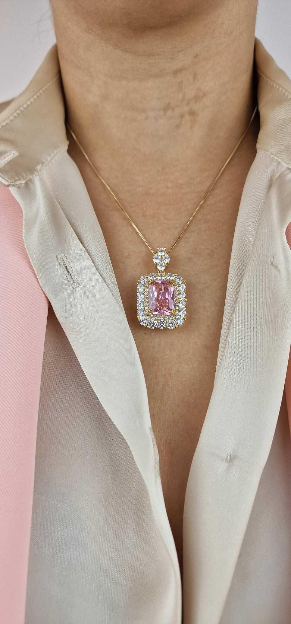 Colar Luxuoso com Pedra Rosa: Elegância e Brilho
