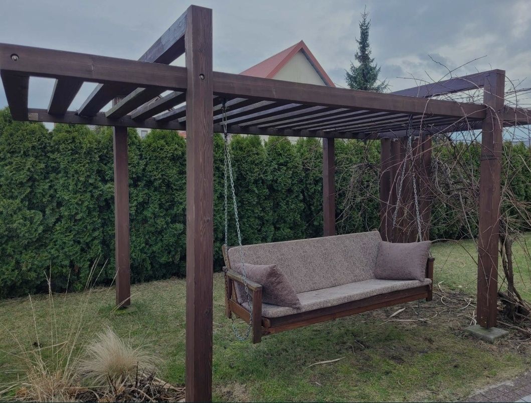 Altanka z drewna z huśtawką
