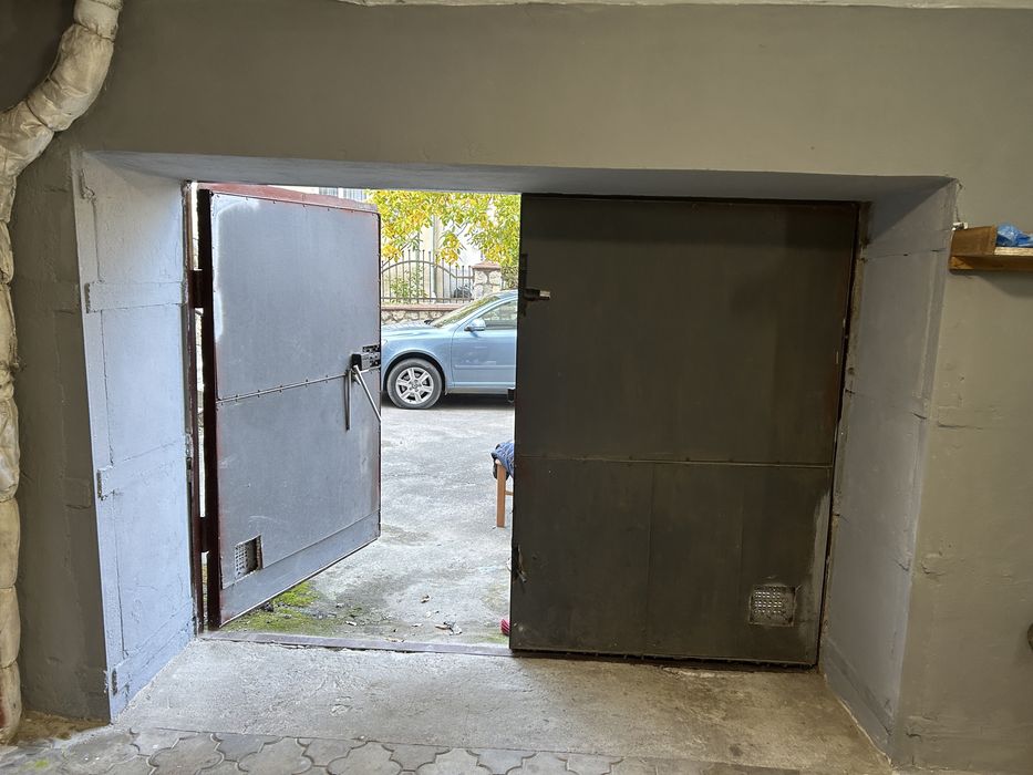 Гараж в житловому будинку по вул. У. Самчука 32 ( старий парк)