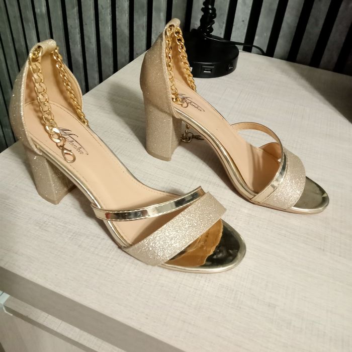 Buty złote na słupku