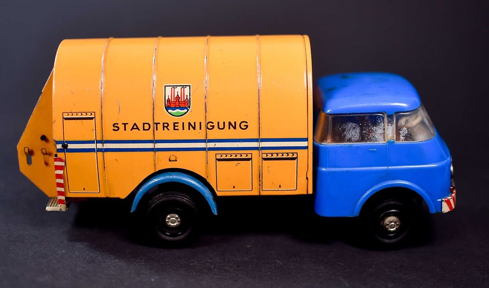 Samochód, blaszana śmieciarka lata 60 produkcji NRD