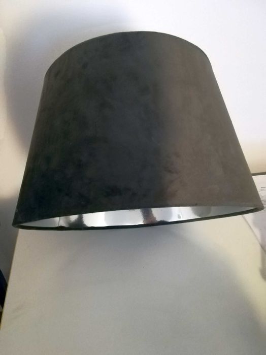 Candeeiro com abatjour de veludo cinza e interior prateado 40x40 cm