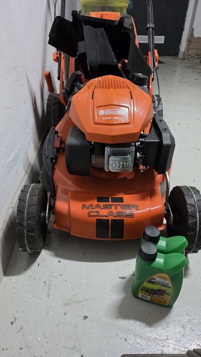 Kosiarka spalinowa Oleo Mag z napędem