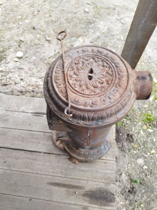 Salamandra antiga mais tubos de saída