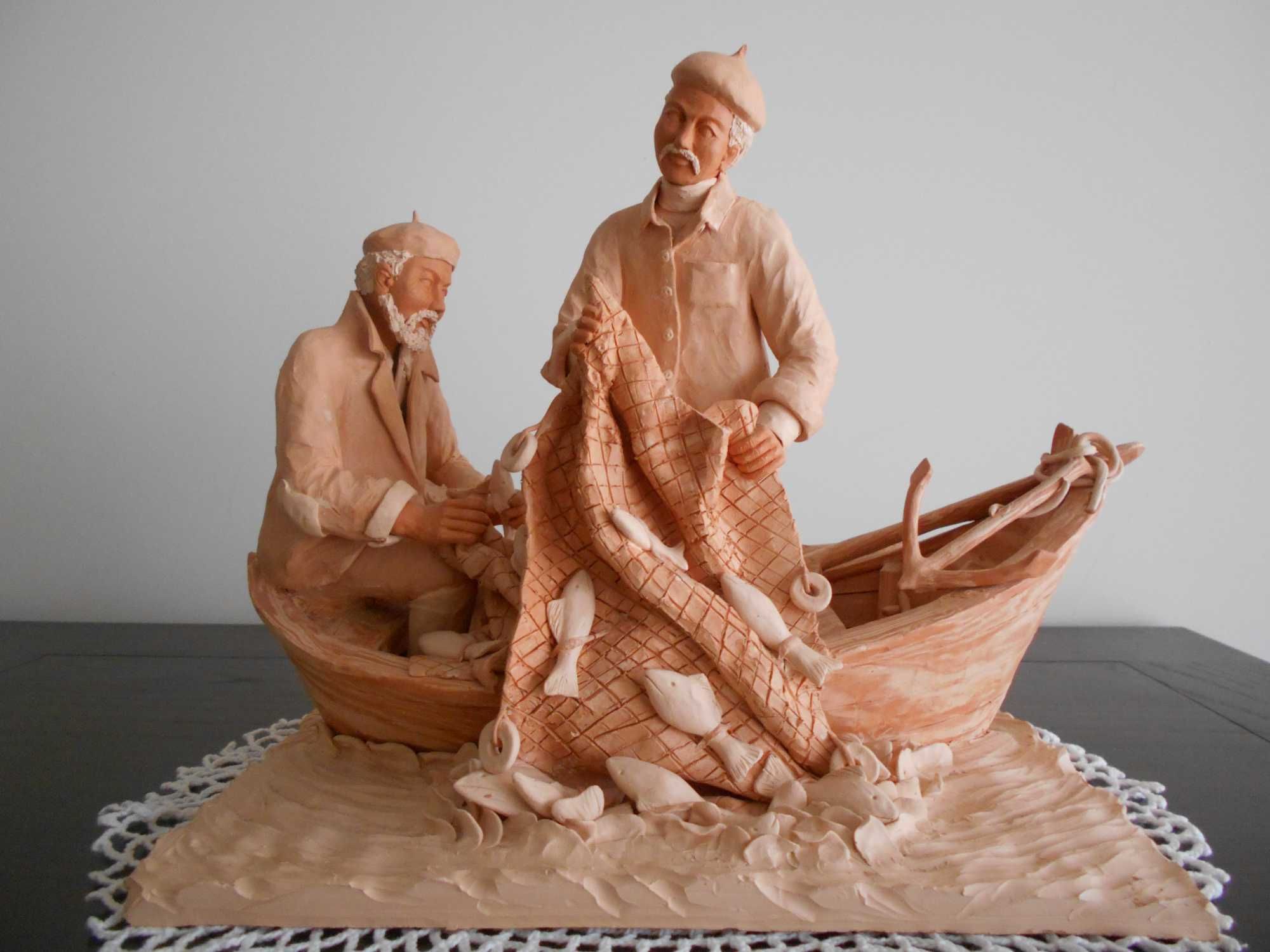 Espetacular peça de cerâmica artesanal "Pescadores", ano de 2002.