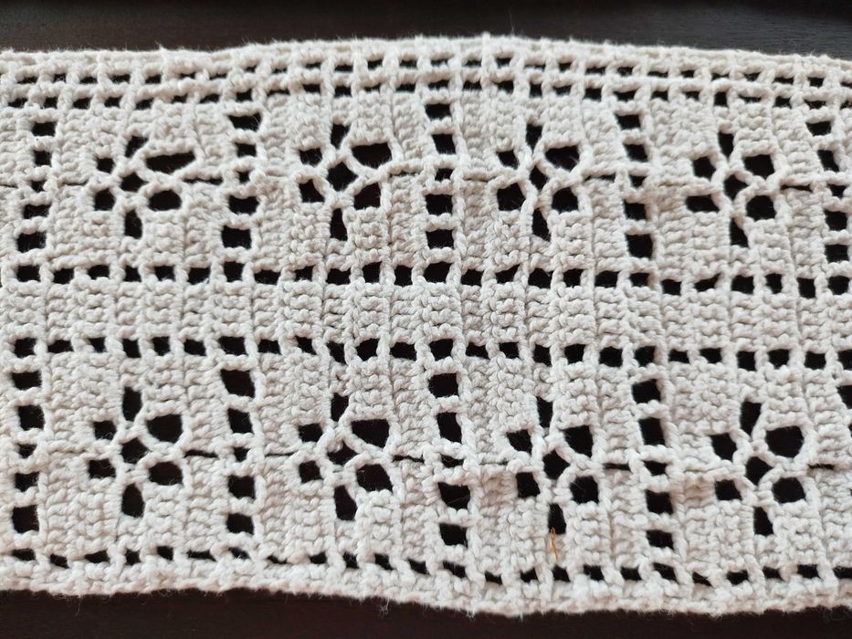 Dois panos de mesa ou moveis em crochê