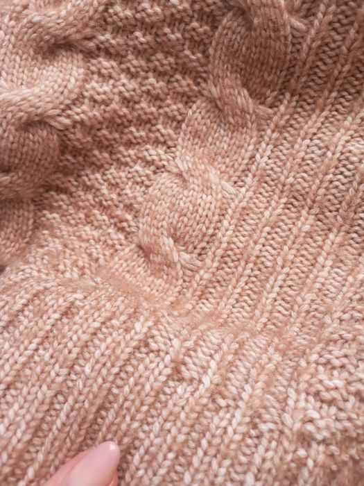 Ładna sweterkowa sukienka beżowo-różowa L