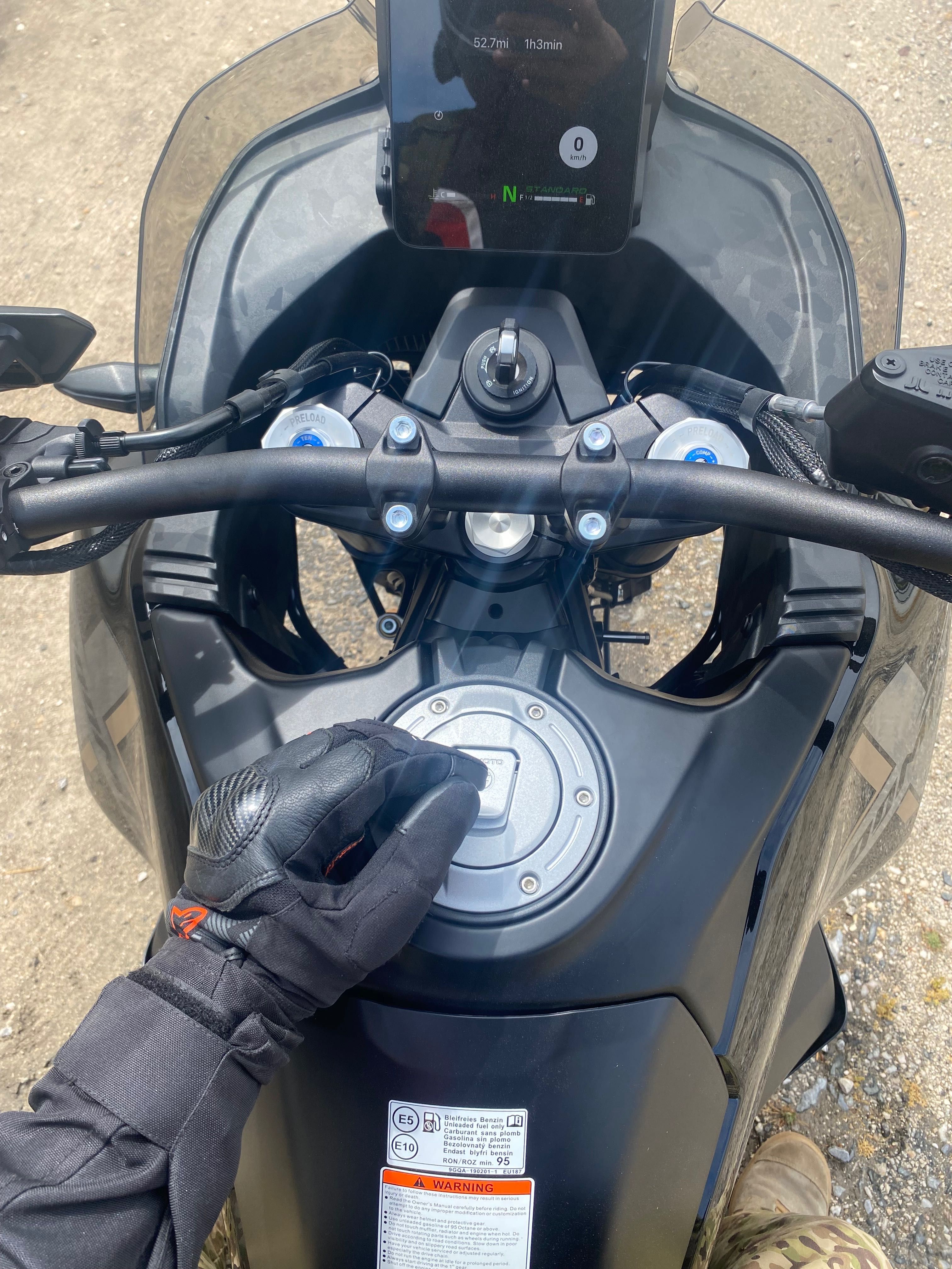 CF Moto 800 MT-X com malas laterais Givi e Top Case Givi