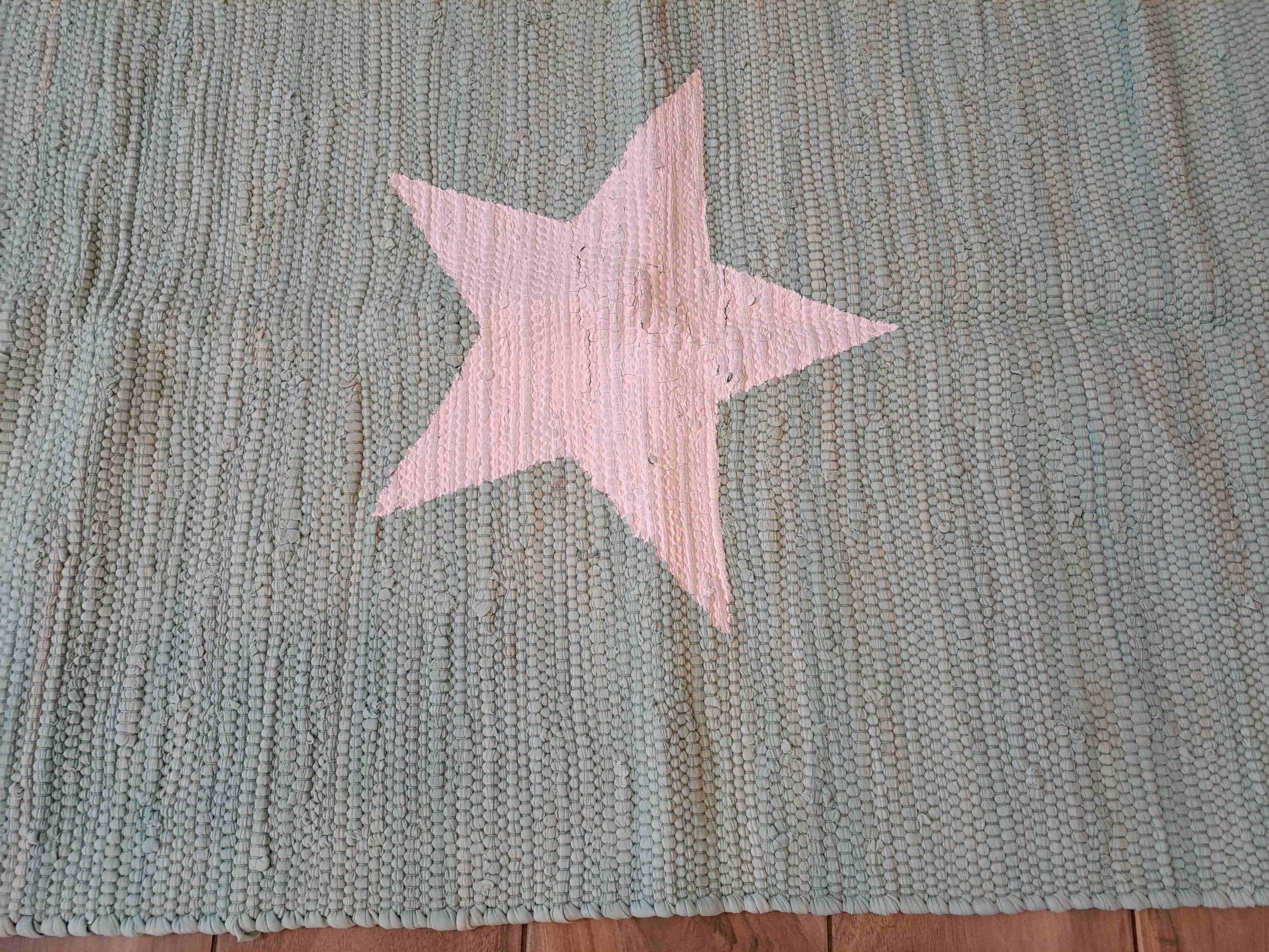 Ozdobny dywanik z motywem gwiazdy