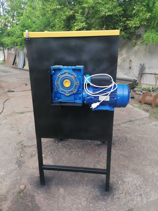 Шнековий навантажувач (погрузчик, загрузчик, конвейєр) в трубі