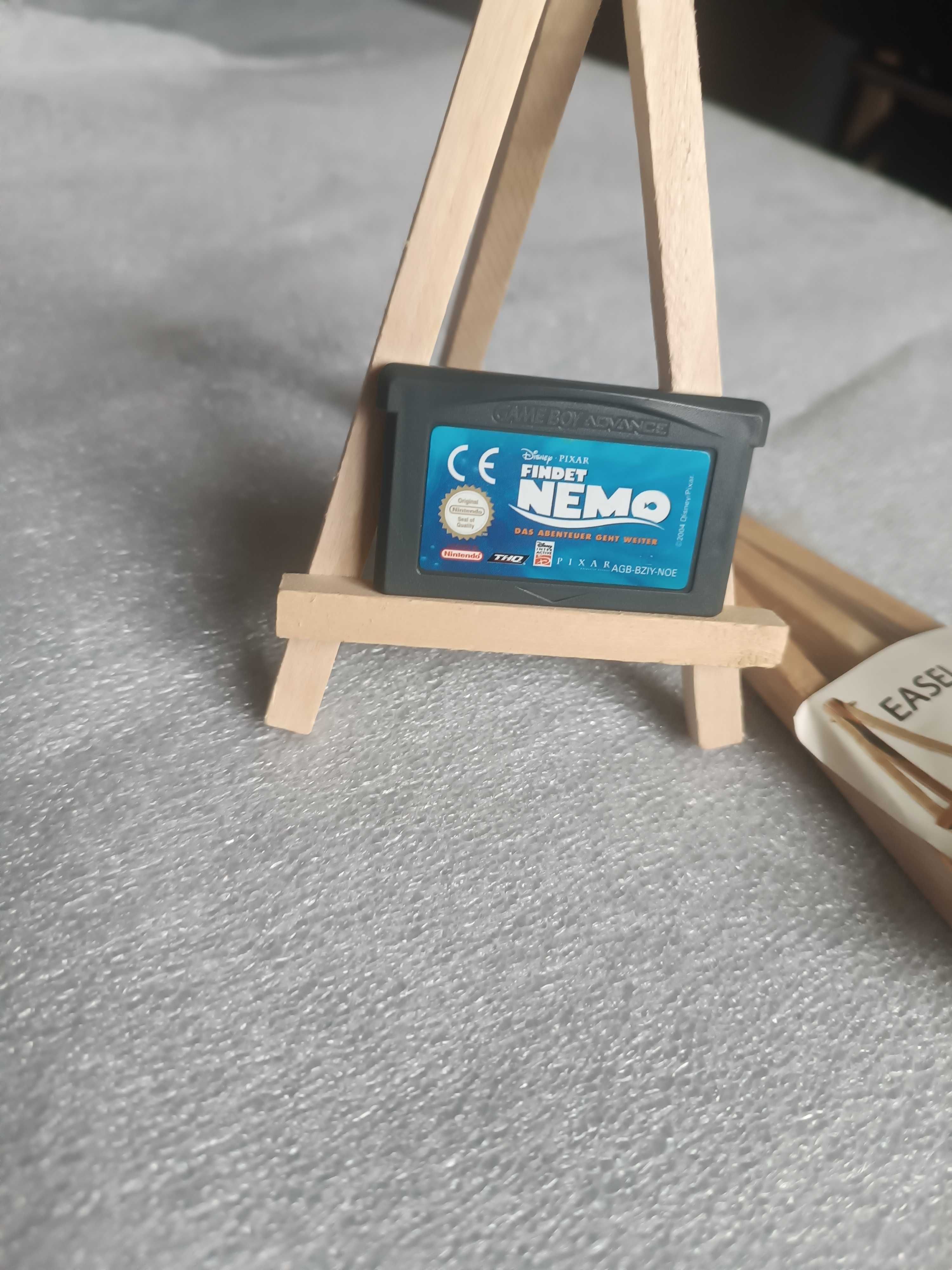 Mały drewniany stojak do prezentacji gier typu pegazus, gameboy