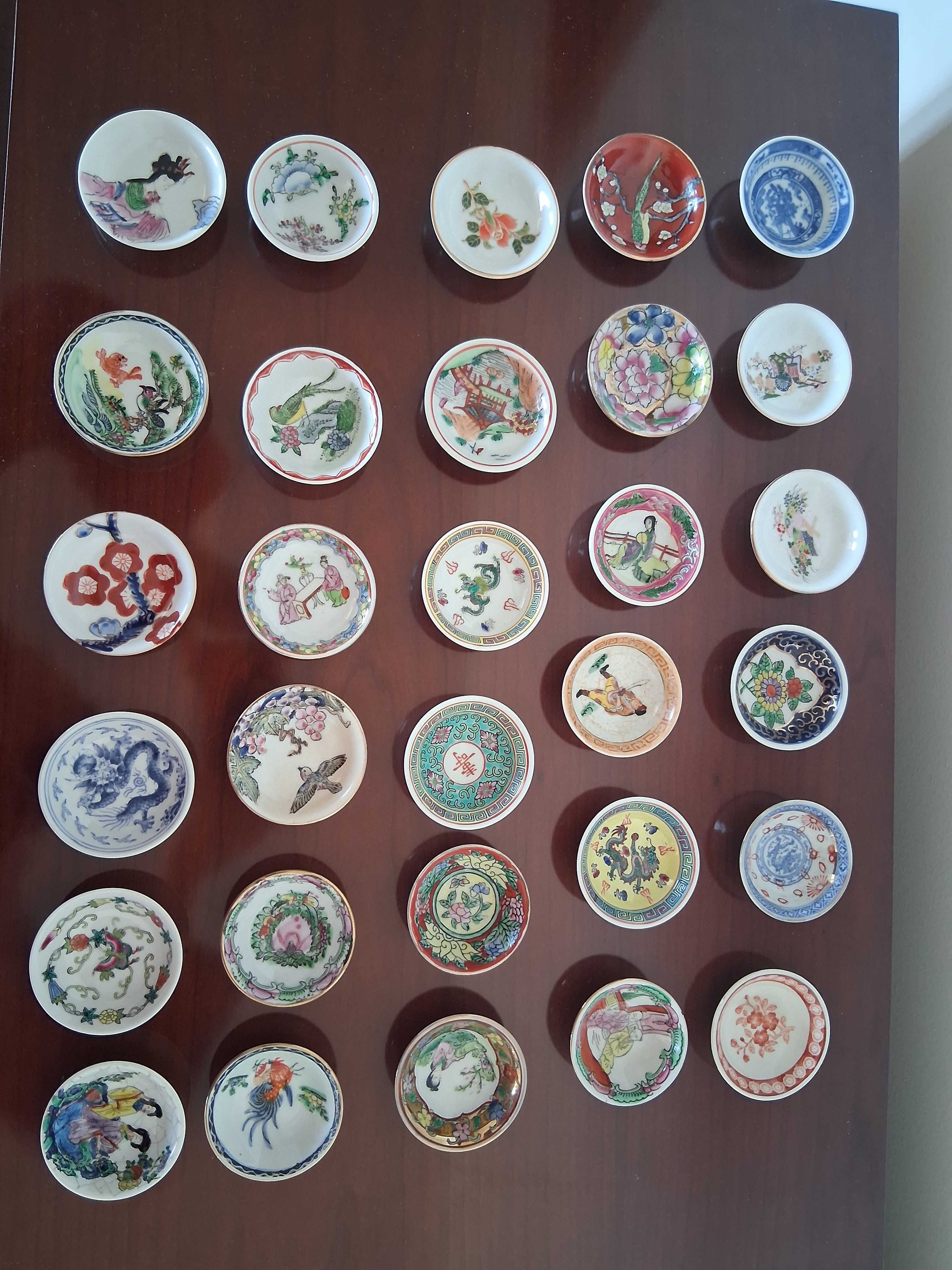 Conjunto de 30 tacinhas em porcelana oriental