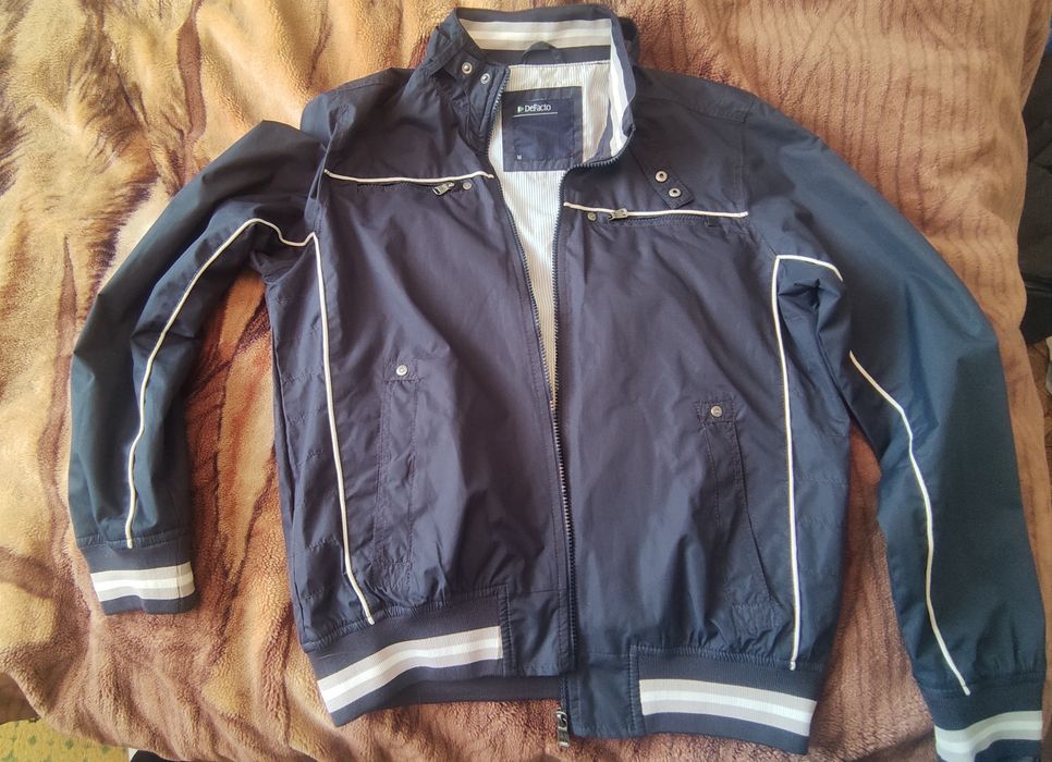 Чоловіча вітровка