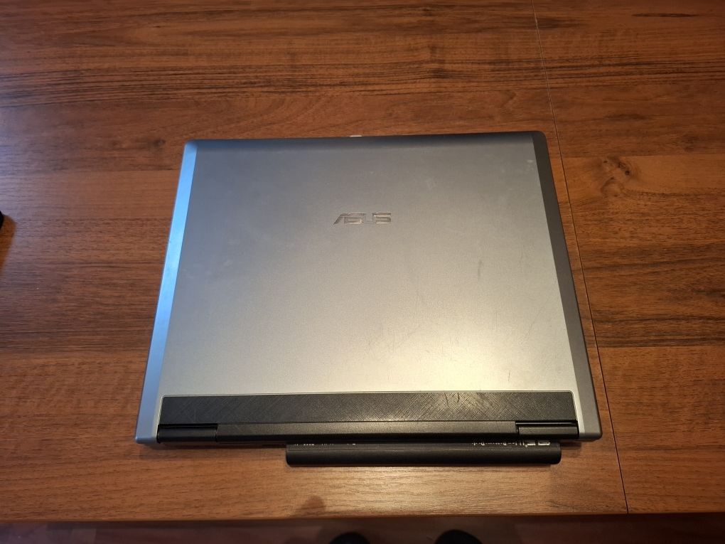 Laptop ASUS model F2JE