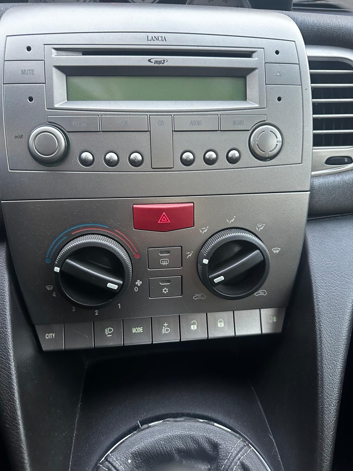Lancia ypsilon  2