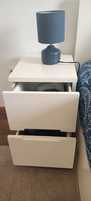 Cama solteiro e mesinha cabeceira