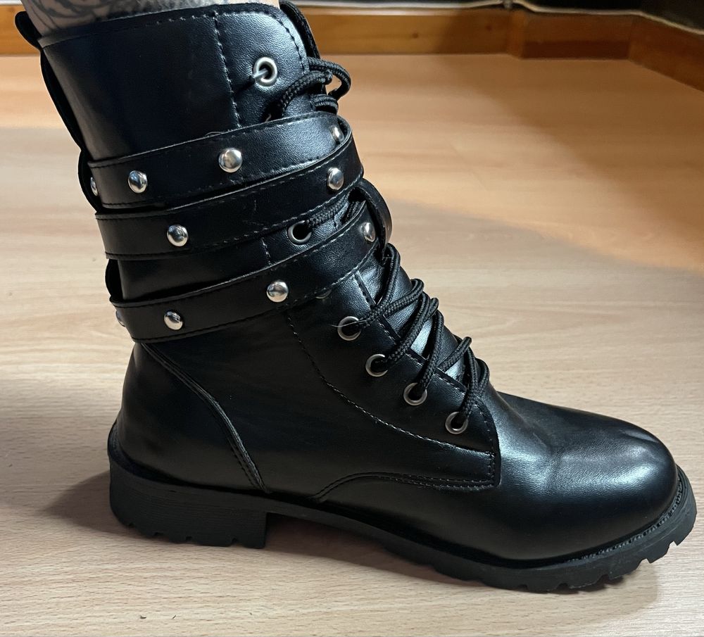 Bota preta  sem salto portes incluso