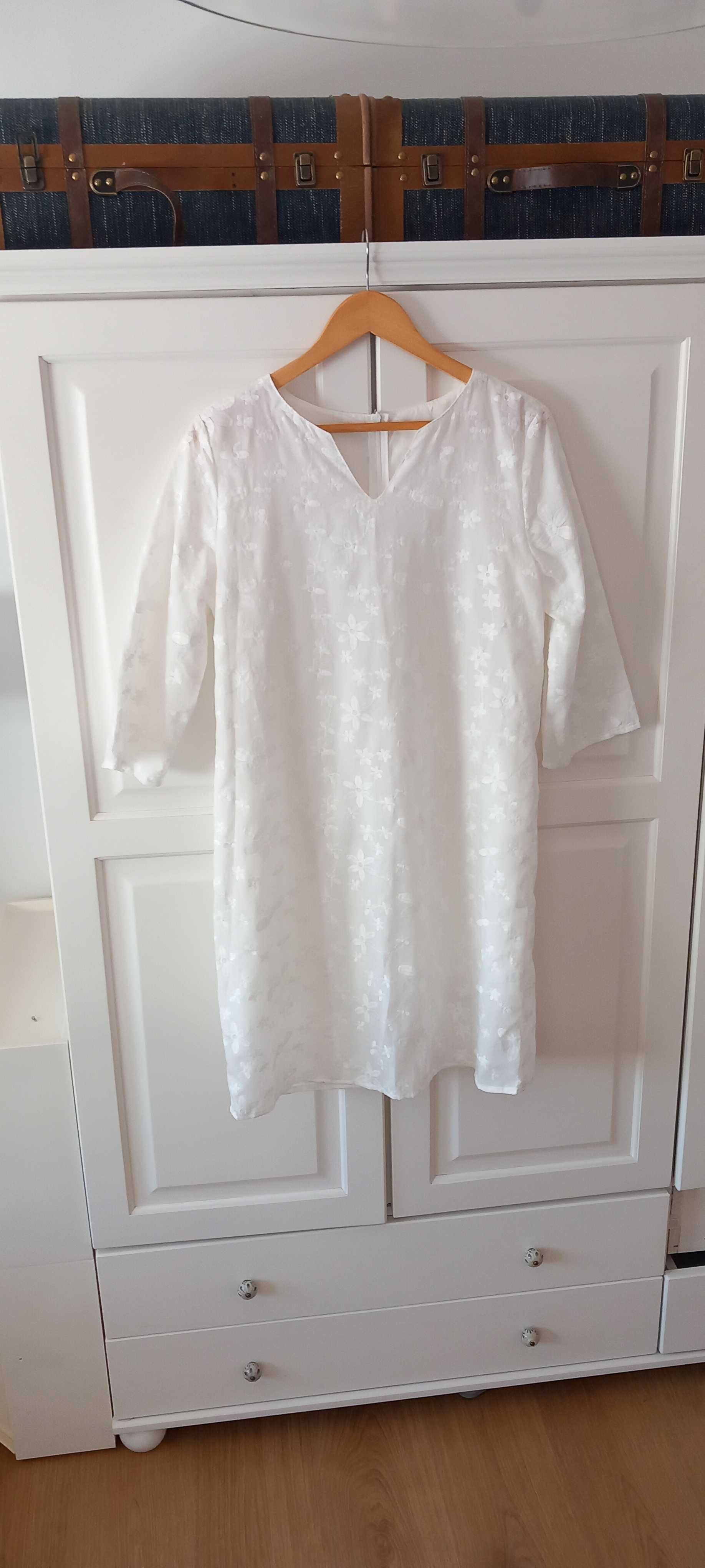 Vestido branco com bordados por estrear M/L