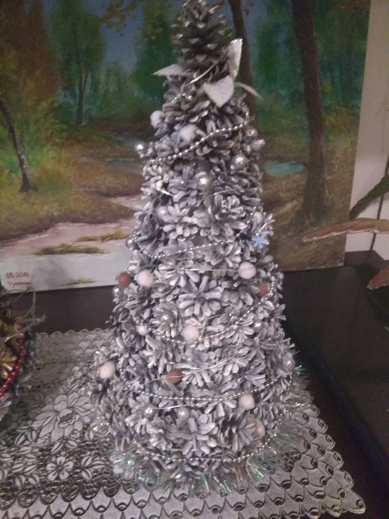 Choinka z szyszek z lampami srebrna