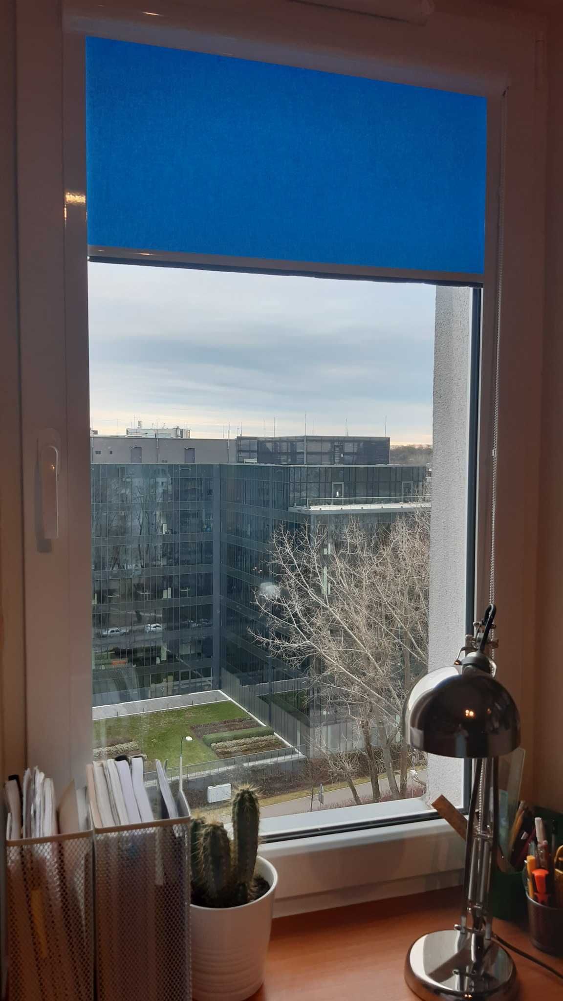 nowa roleta na okno niebieska robiona na zamówienie