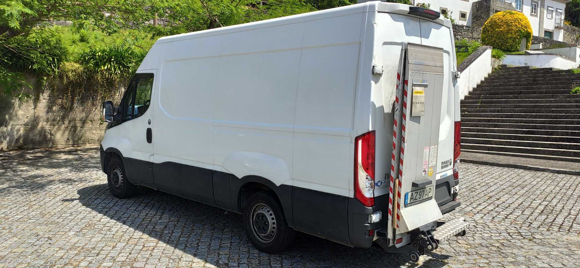 Iveco Daily 35-180(3.0) Hi-Matic (isotérmica c/plataforma)