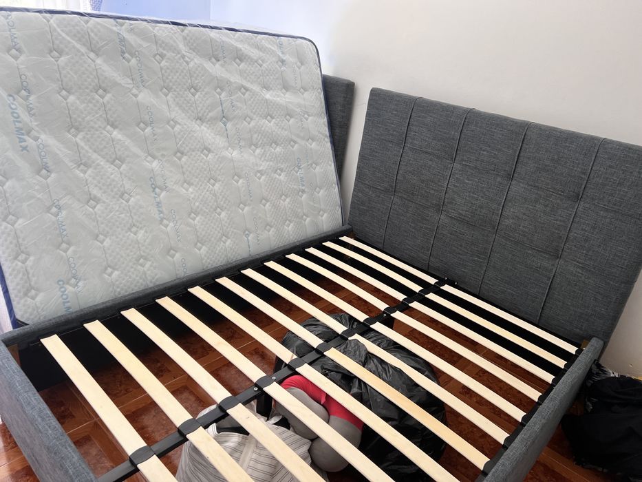 Cama estofada, com colchão e estrado