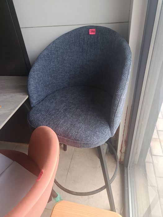 Стільці та столи для кухні та вітальні