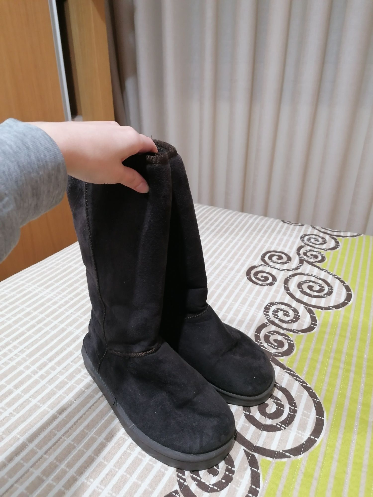 Botas de cano alto castanhas