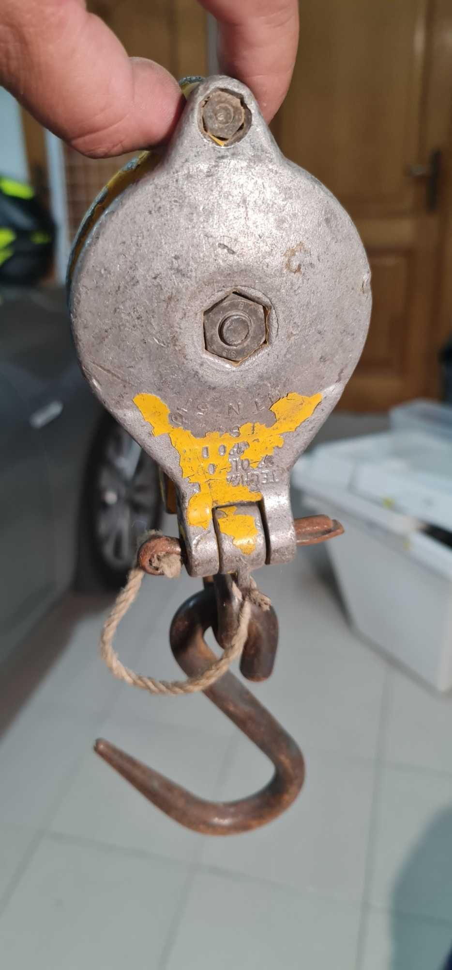 Vendo  Cadernais  / Roldanas Vintage para desocupar urgente