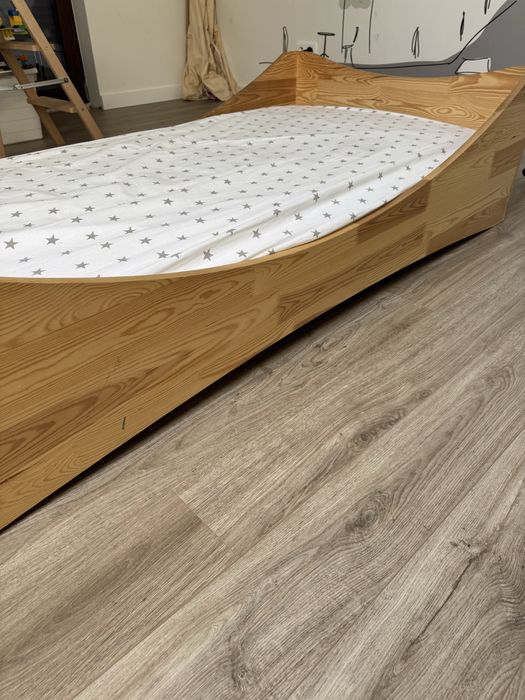 Łóżko - skrzynia drewniana ze stelażem