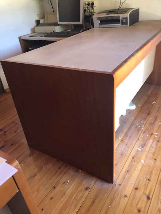 Secretaria  em madeira  em formato de L