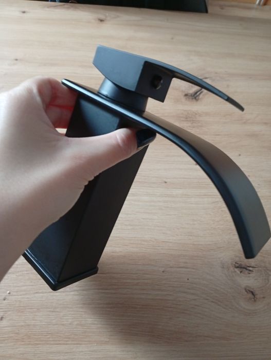 Bateria umywalkowa czarna efekt wodospadu