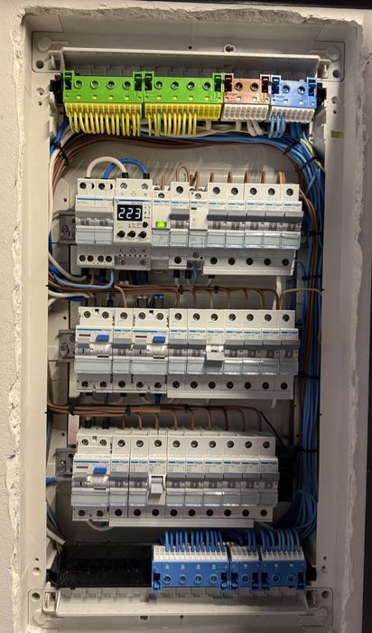 Електромонтажні роботи • Розетки, світло, щити