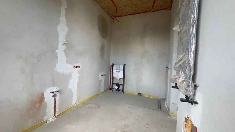 Зданий будинок поруч з містом