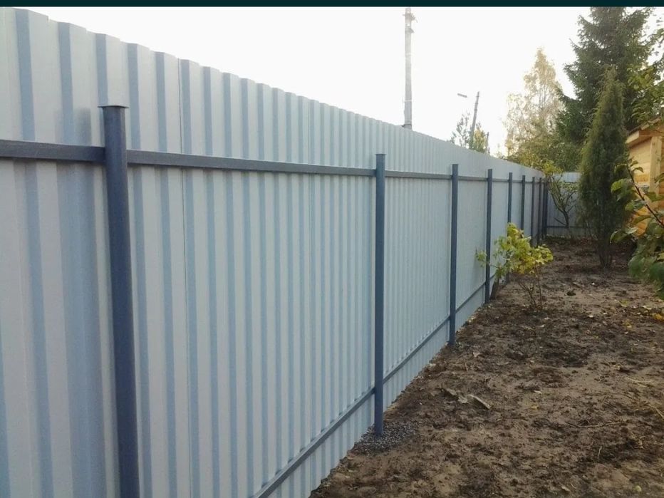 Монтаж забора с профнастила.Заборы с профнастила и штакетника.