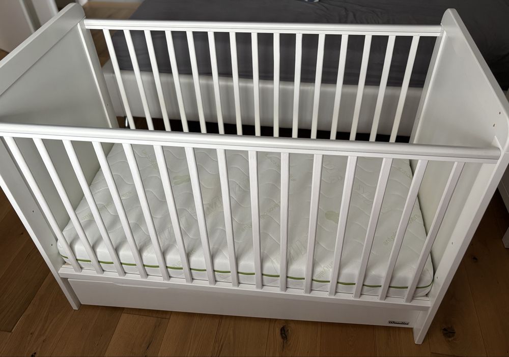 Łóżeczko Woodies Country Cot 120/60 szuflada kolka zestaw