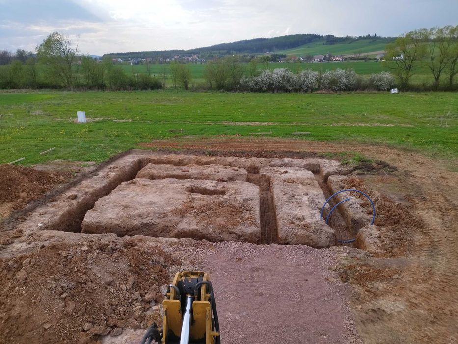 Usługi Koparko-ładowarką (prace ziemne,szamba,fundamenty,wodociągi)