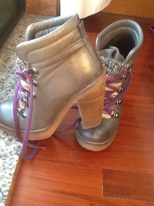 Bota com cordões
