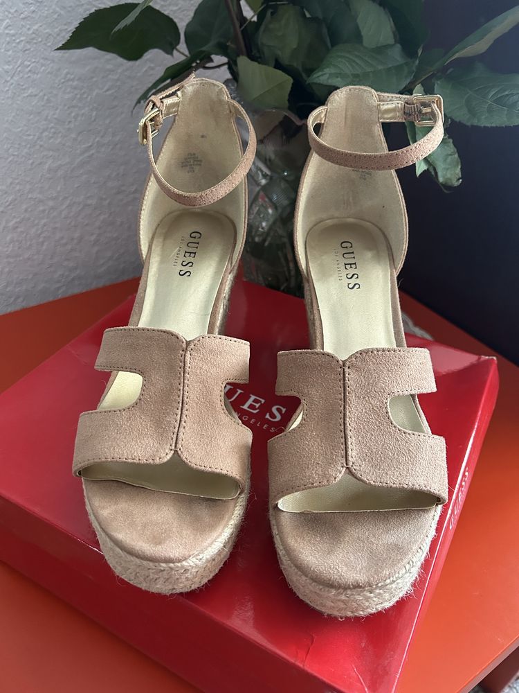 Босоніжки на платформі Guess
