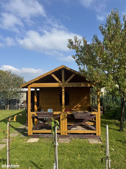 Działka ROD 250 m² z zadbaną drewnianą altaną