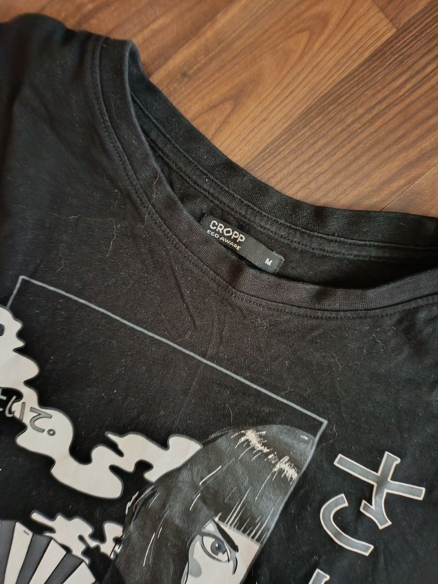 Czarna bluzka t-shirt z motywem mangi anime formy Cropp. Rozmiar M.