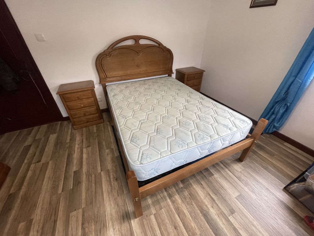 Cama com colchão e mesas de cabeceira