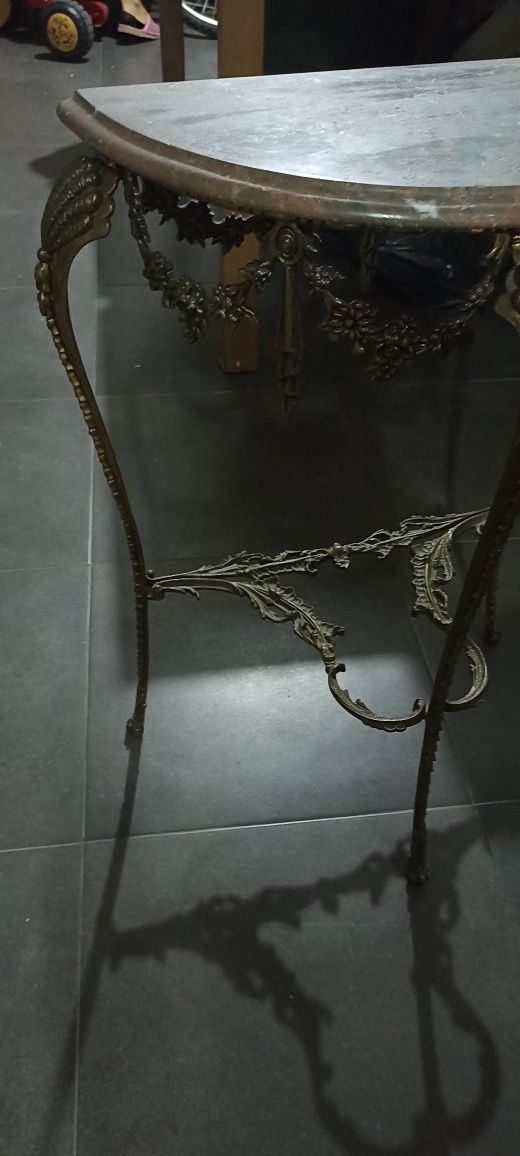 Mesa antiga, ferro e mármore