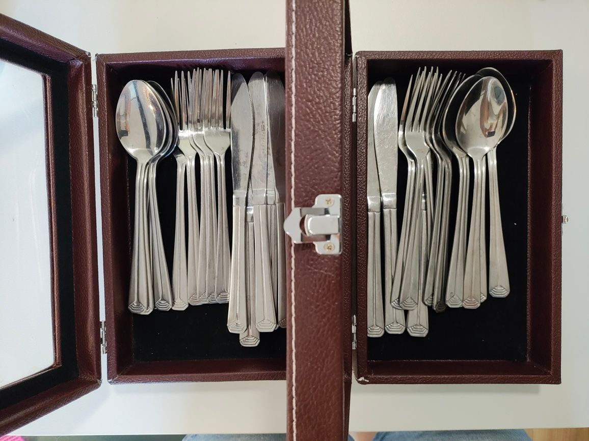 Sztućce dla 10 osób: nóż x10, łyżka x12, widelec x12, + eleganckie pud