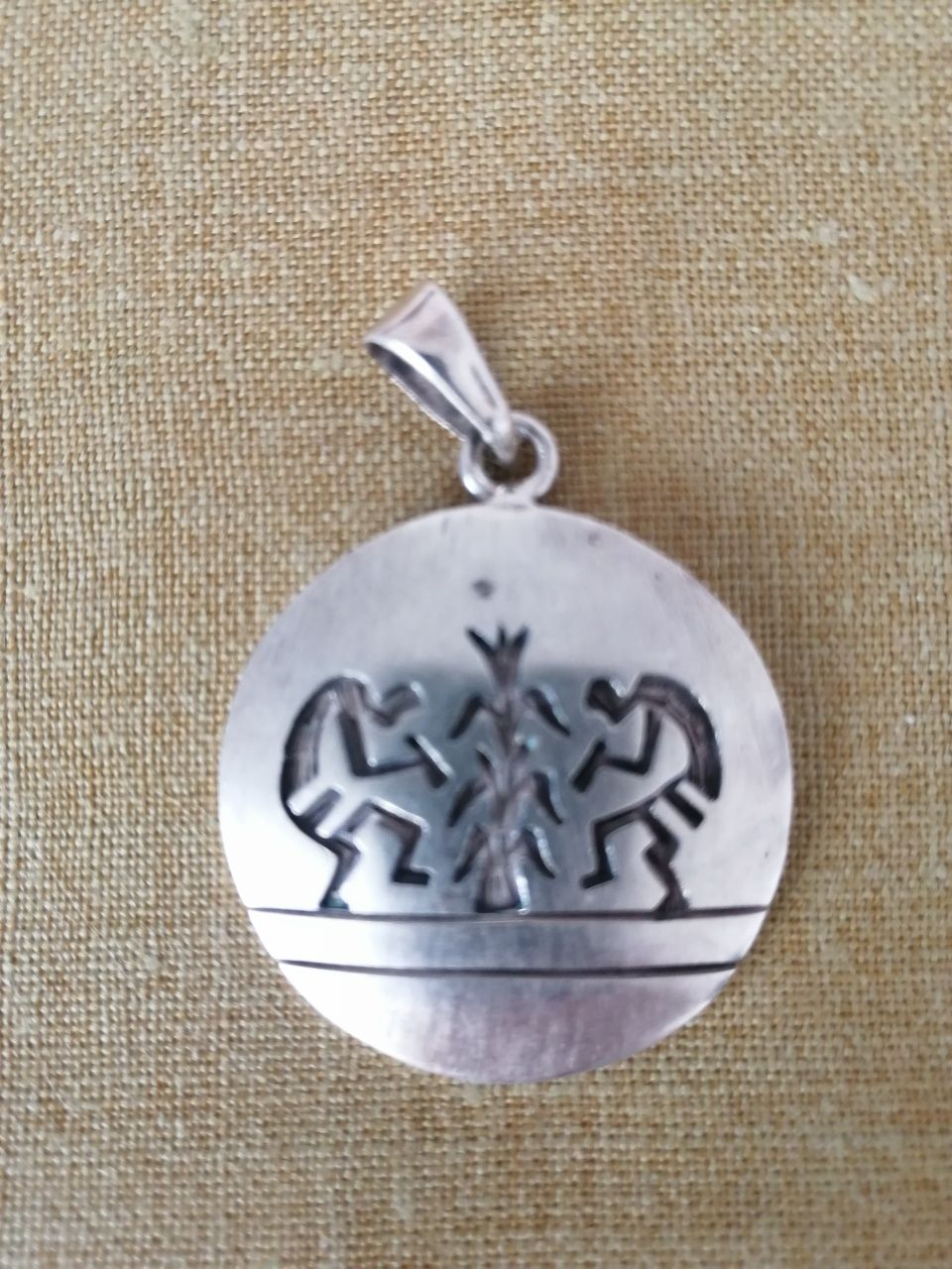 Zawieszka srebrna, próba 925, o średnicy 3,5 cm