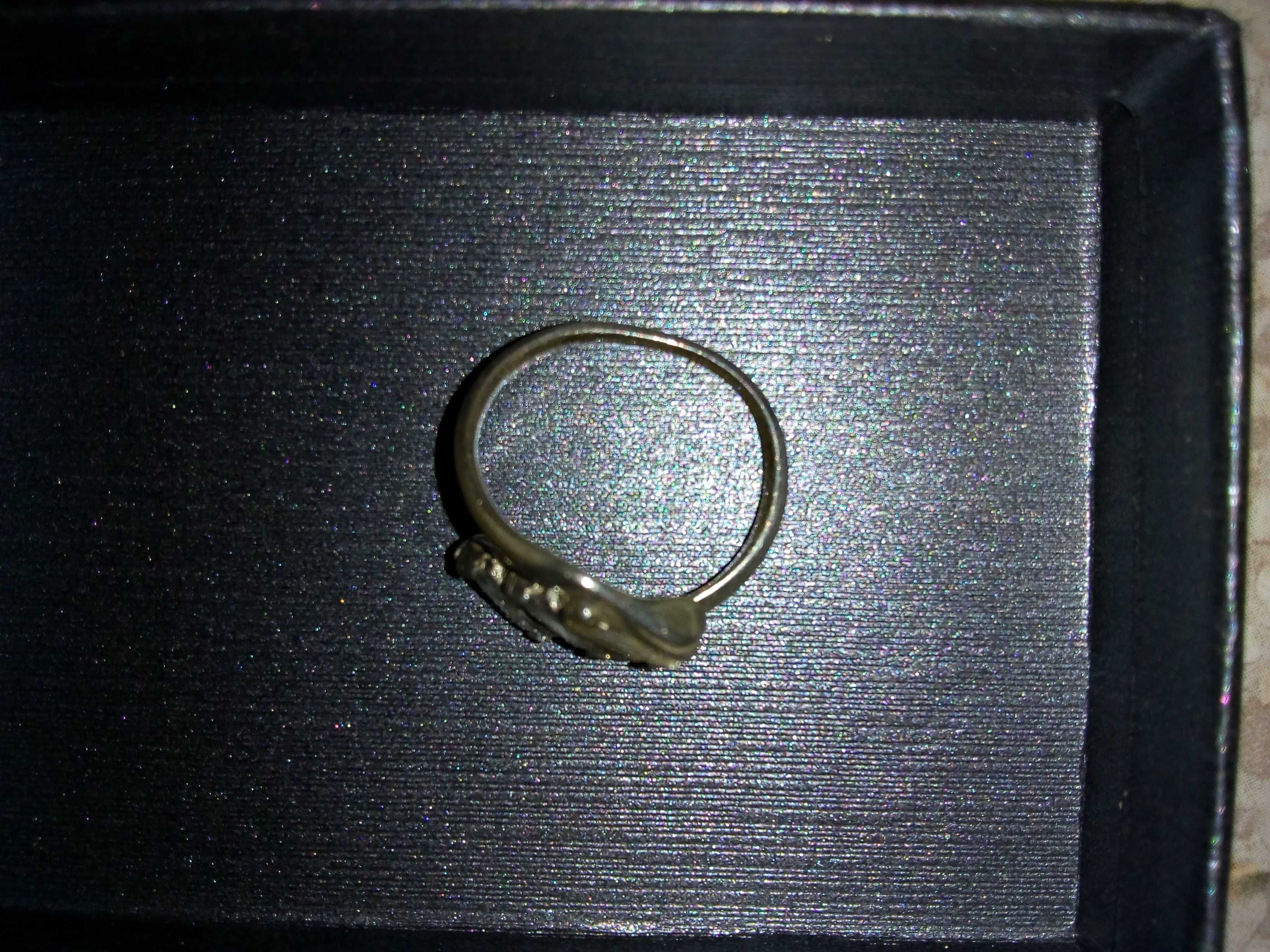 Srebrny pierścionek z trzema cyrkoniami r.16 p.925